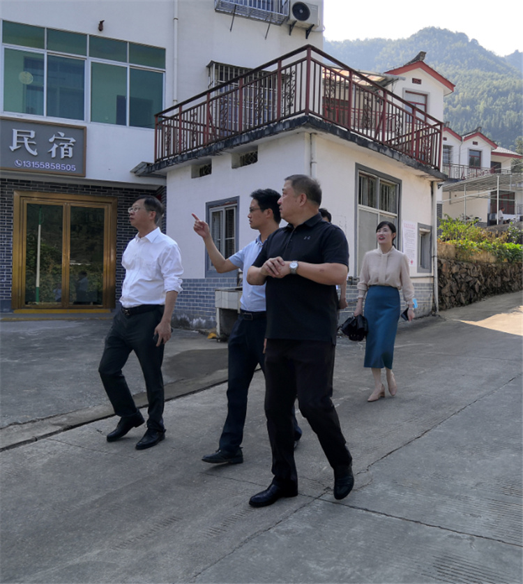 ͼ1 �ھ���ɽ����ϣ��С�����_����.jpg